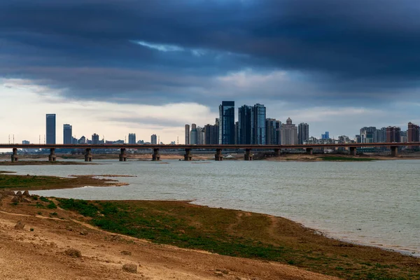 Grattacieli Alti Una Moderna Torre Metropolitana Una Bellissima Spiaggia Bianca — Foto Stock