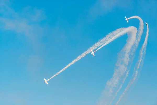 Airshow Uçaklarda Akrobasi Ekibi Air Show Uçuş Gerçekleştirir — Stok fotoğraf