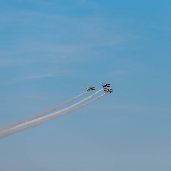 Flugzeuge Auf Airshow Kunstflugteam Führt Flug Bei Flugschau Durch — Stockfoto