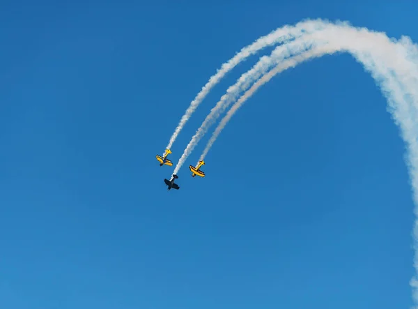 Flugzeuge Auf Airshow Kunstflugteam Führt Flug Bei Flugschau Durch — Stockfoto