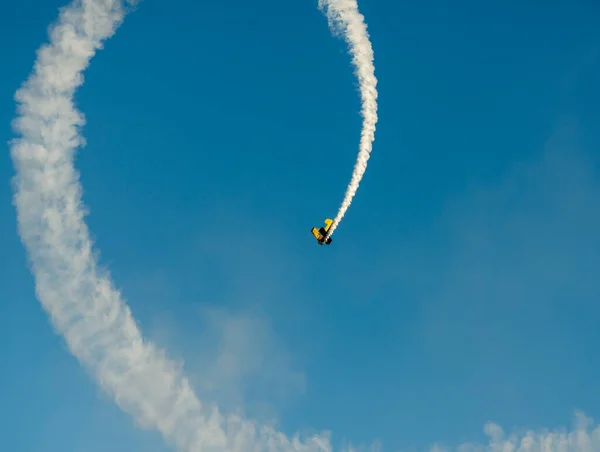 Flugzeuge Auf Airshow Kunstflugteam Führt Flug Bei Flugschau Durch — Stockfoto