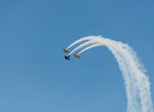 Flugzeuge Auf Airshow Kunstflugteam Führt Flug Bei Flugschau Durch — Stockfoto