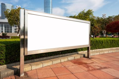 Şehir caddesinde boş ilan panosu