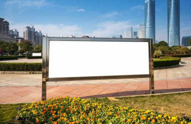 Şehir caddesinde boş ilan panosu