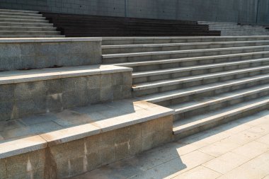 Modern bir binanın korkuluk ve merdivenlerinin detaylarını kapat.