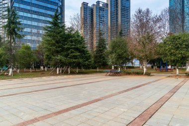 Modern şehrin boş, modern meydanı ve gökdelenleri