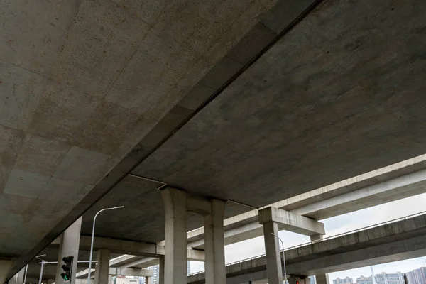 Estrutura Concreto Asfalto Espaço Rodoviário Sob Viaduto Cidade — Fotografia de Stock