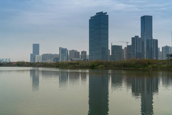 Edificio Oficinas Moderno Junto Lago China — Foto de Stock