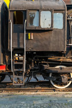 Eski buhar makinesi treni ve yakın plan parçaları.