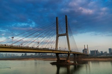 Günbatımında kablo köprü olarak kaldı