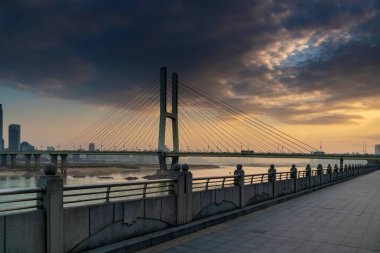 Günbatımında kablo köprü olarak kaldı
