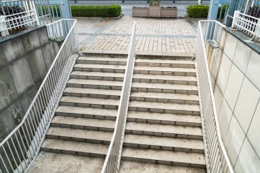 Modern bir binanın korkuluk ve merdivenlerinin detaylarını kapat.