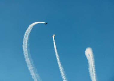 Airshow uçaklarda. Akrobasi ekibi air Show'da uçuş gerçekleştirir