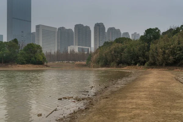 Edificio Oficinas Moderno Junto Lago China —  Fotos de Stock