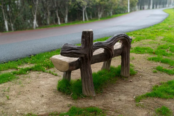 Şehir Parkındaki Ahşap Bank — Stok fotoğraf