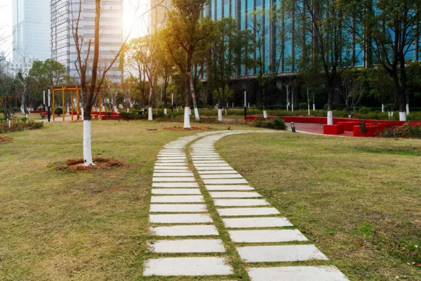 Park Miejski Nowoczesnym Tłem Budynku Szanghaju — Zdjęcie stockowe