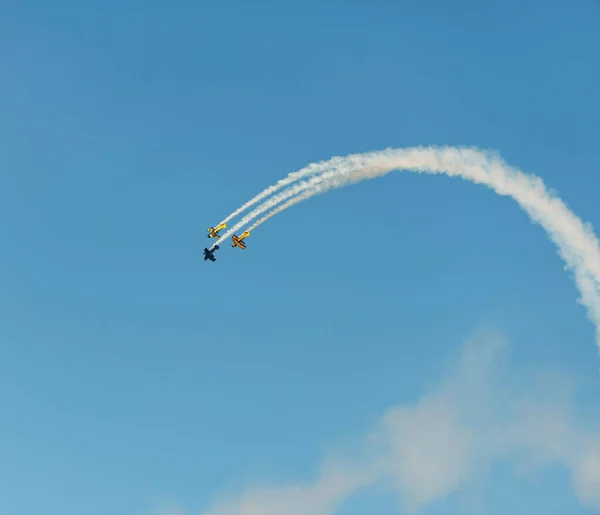 Samoloty Airshow Zespół Akrobacyjny Wykonuje Lot Powietrzu Pokaż — Zdjęcie stockowe