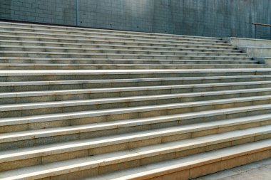 Modern bir binanın korkuluk ve merdivenlerinin detaylarını kapat.