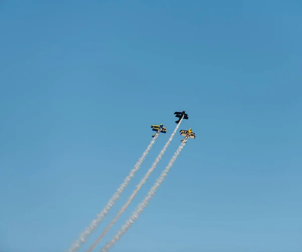 Samoloty Airshow Zespół Akrobacyjny Wykonuje Lot Powietrzu Pokaż — Zdjęcie stockowe