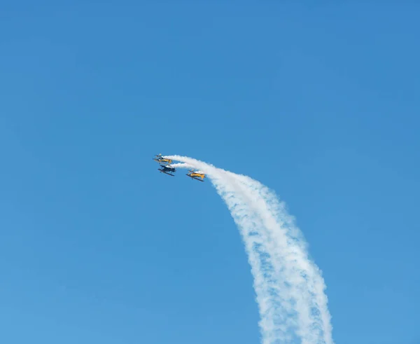 Flugzeuge Auf Airshow Kunstflugteam Führt Flug Bei Flugschau Durch — Stockfoto