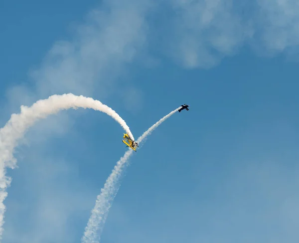 Flugzeuge Auf Airshow Kunstflugteam Führt Flug Bei Flugschau Durch — Stockfoto