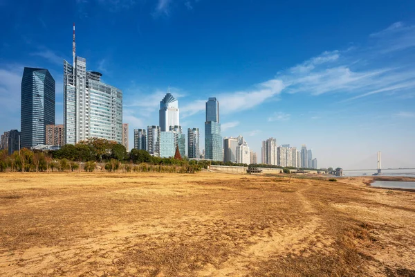 Tall Skyscrapers Modern Metropolitan Cityscape Tower Beautiful White Sandy Beach — Stock Photo, Image