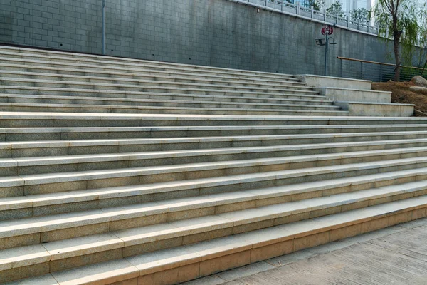 Nahaufnahme Und Details Von Geländer Und Treppe Eines Modernen Gebäudes — Stockfoto