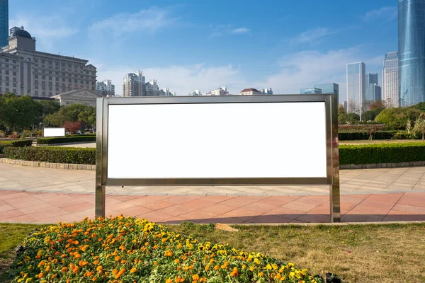 Cartellone Bianco Sulla Strada Della Città — Foto Stock