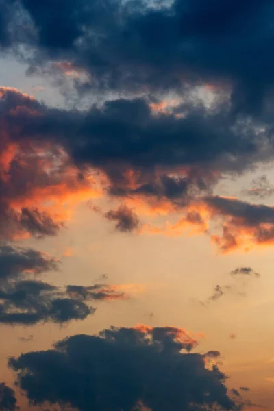 熊熊燃烧的橙色夕阳天空 美丽的天空 — 图库照片