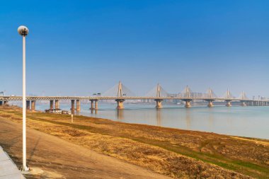 Günbatımında kablo köprü olarak kaldı