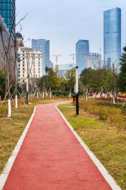 Şangay 'da modern bina geçmişi olan şehir parkı.