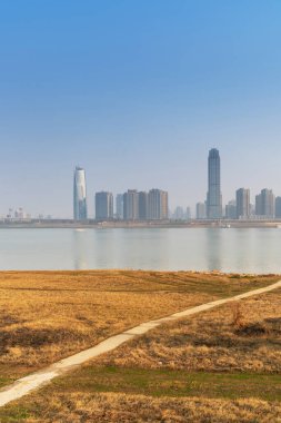 Gündüz şehir merkezindeki iş merkezinin ufuk çizgisi