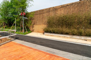 Göl kenarındaki yolun havadan görünüşü