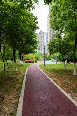 Modern şehirde yürüyüş yolu