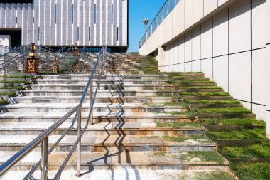 Modern bir binanın korkuluk ve merdivenlerinin detaylarını kapat.