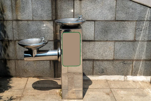 公共免费饮水机水龙头 不锈钢制成 符合现代设计 — 图库照片
