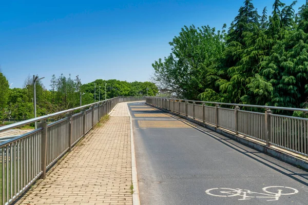 中国空旷的城市道路和建筑物 — 图库照片