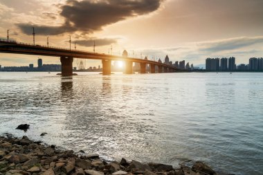 Modern şehirde Sunset Köprüsü