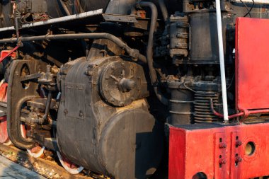 Eski buhar makinesi treni ve yakın plan parçaları.