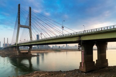 Günbatımında kablo köprü olarak kaldı