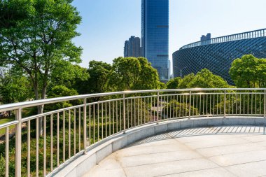 Şehrin kare platformu ve panoramik manzarası