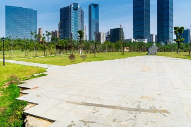 Şangay 'da modern bina geçmişi olan şehir parkı.