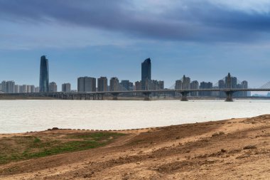 Günbatımında kablo köprü olarak kaldı