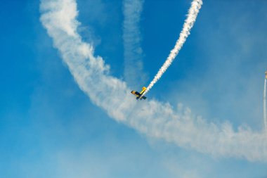 Airshow uçaklarda. Akrobasi ekibi air Show'da uçuş gerçekleştirir