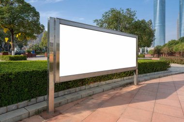 Şehir caddesinde boş ilan panosu