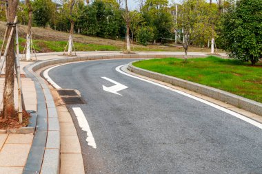 Yerde beyaz ok sembolü