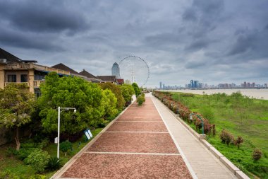Şehir parkında dönme dolabın altında boş bir yol.