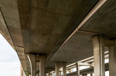 Şehirdeki üst geçidin altında beton yapı ve asfalt yol alanı