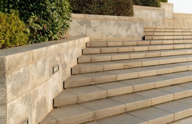 Modern bir binanın korkuluk ve merdivenlerinin detaylarını kapat.