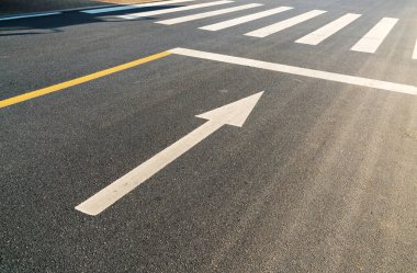 Yerde beyaz ok sembolü